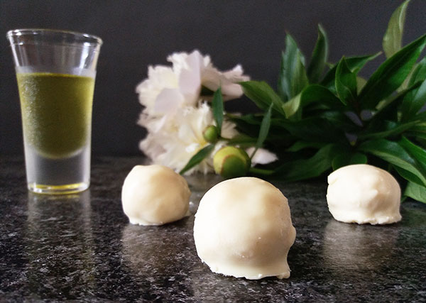 Limoncello Truffles is easy truffle recipe with limoncello, melted chocolate and cookies crumbs, no baking or extra sugar required. Just enough to make you smile.