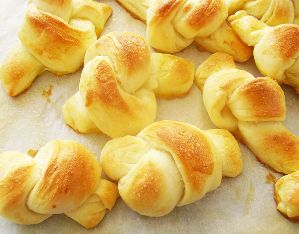 Amish White Bread Garlic Knots are made using delicious traditional homemade bread dough recipe with garlic and parsley spread on the top. Perfect appetizer!