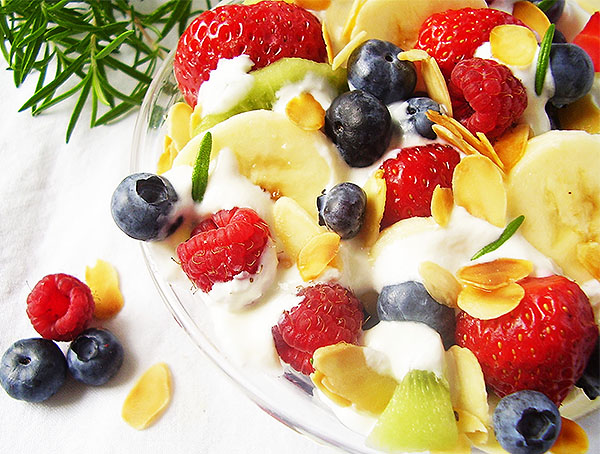 Fruit Salad with Rosemary and Cream Cheese : The best vitamin supply of the season !