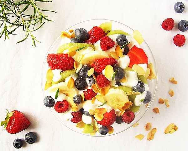Fruit Salad with Rosemary and Cream Cheese : The best vitamin supply of the season !