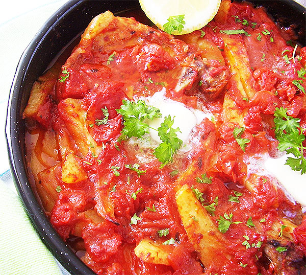 Greek Style Potato Wedges with Pork Chops: tender meat and potato wedges, bathed in tomato sauce.