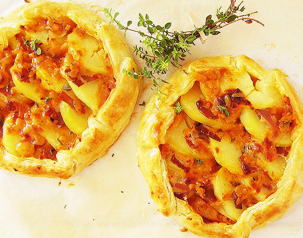 Two Rustic Potato and Thyme Galettes: Complete, rustic, frugal and comforting dish!