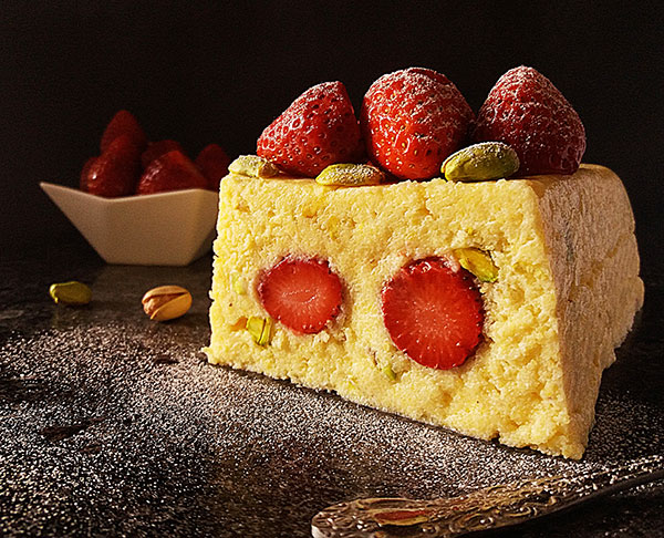 Strawberry Polenta No Bake Cake is Italian bakeless cake with fresh strawberries pressed in prepared polenta. This cake is fat and flour free recipe, ready in 30 minutes, perfect for warm days!