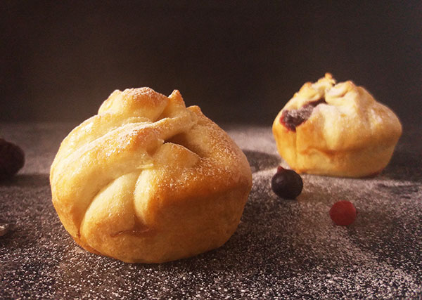 Simple Forest Fruits Bundles are kid friendly bundles of forest fruits wrapped in short crust pastry. Done under 30 minutes!