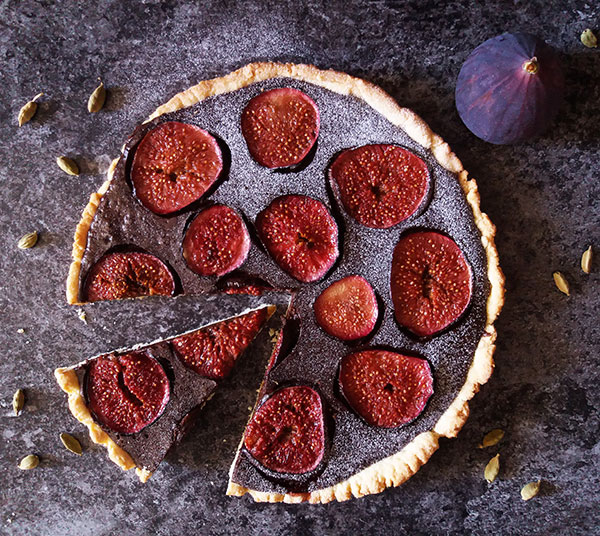 Rustic Fig and Chocolate Tart is beautiful, melted chocolate and fresh figs tart. Best fig tart recipe for late summer desserts!